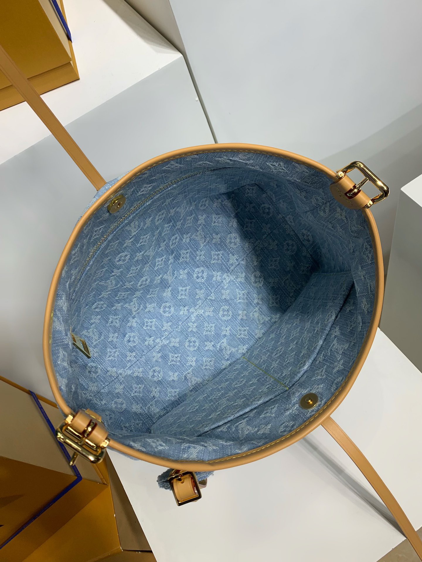 LOUIS VUITTON M11462 CarryAll PM Bag