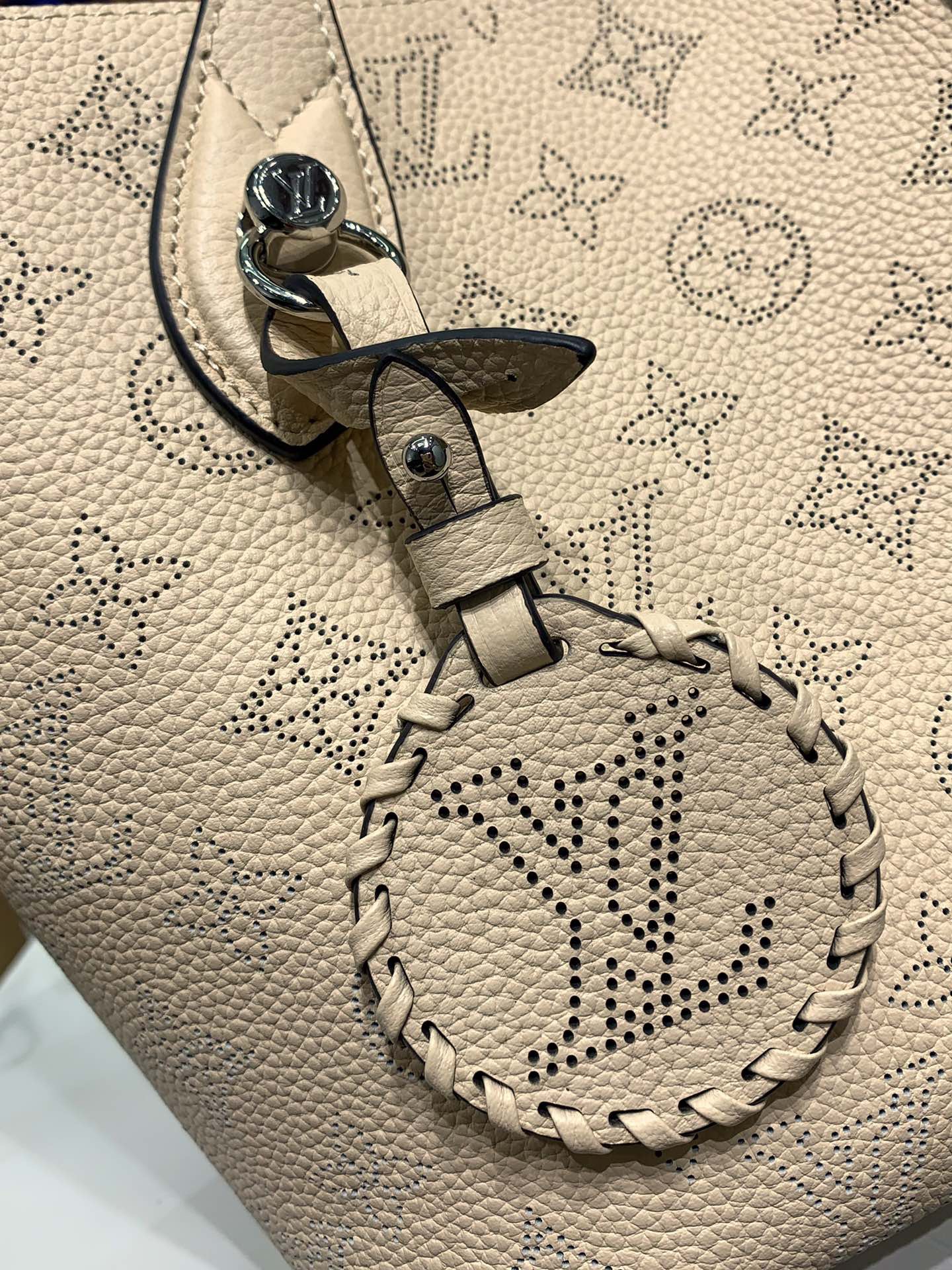 LOUIS VUITTON BLOSSOM PM M21909