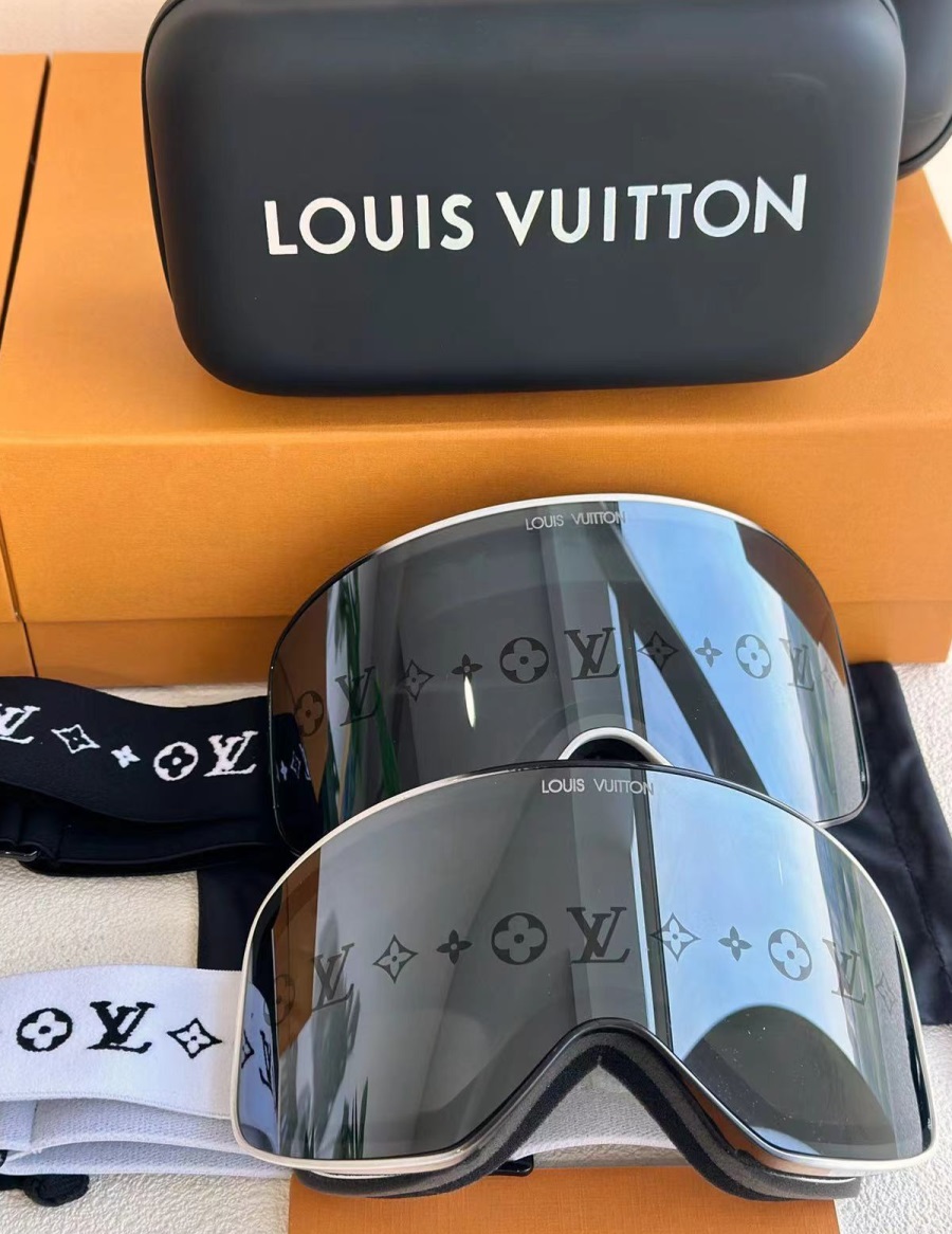 LOUIS VUITTON LV Snow Mask Z1573W