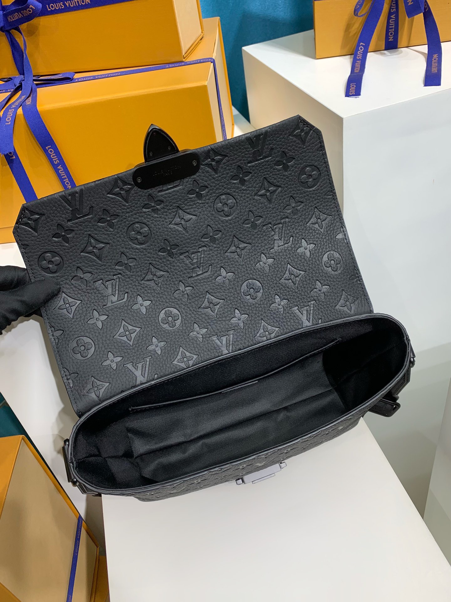 LOUIS VUITTON M23741 S-Cape Messenger Bag