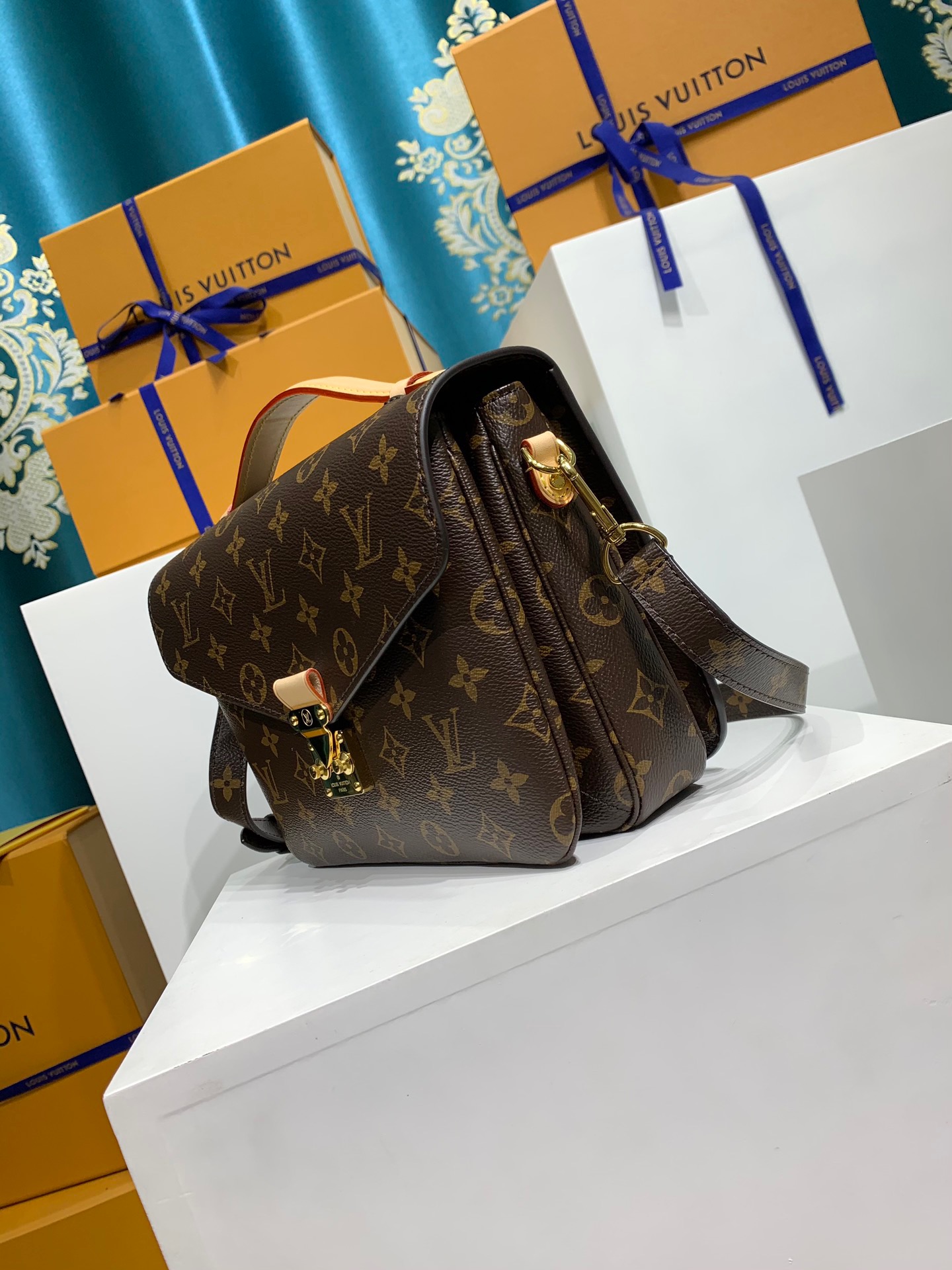 LOUIS VUITTON POCHETTE METIS M44875