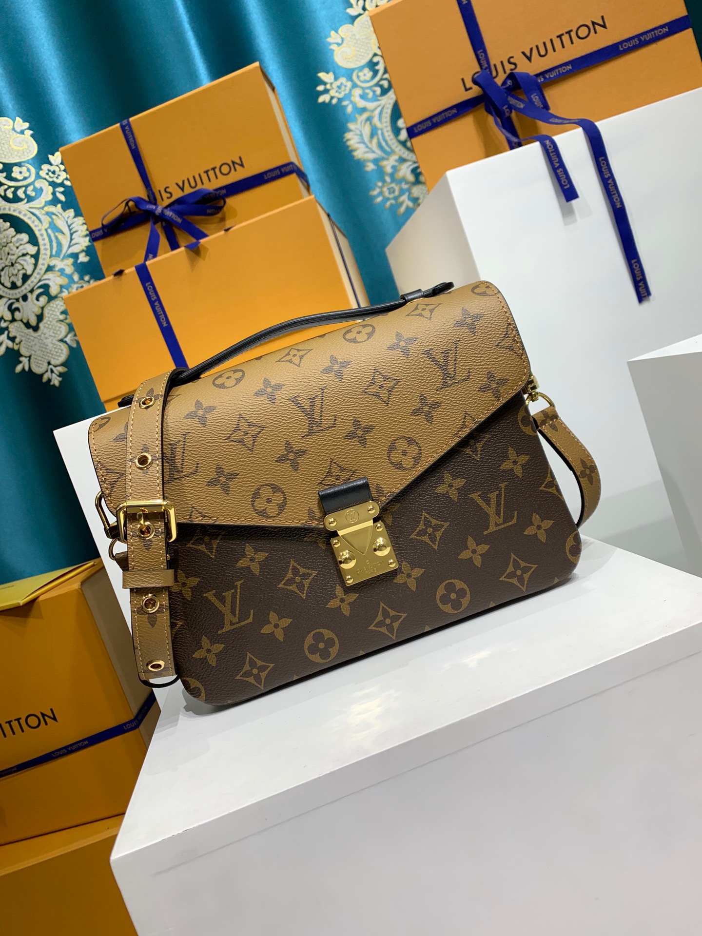 LOUIS VUITTON POCHETTE METIS M44876