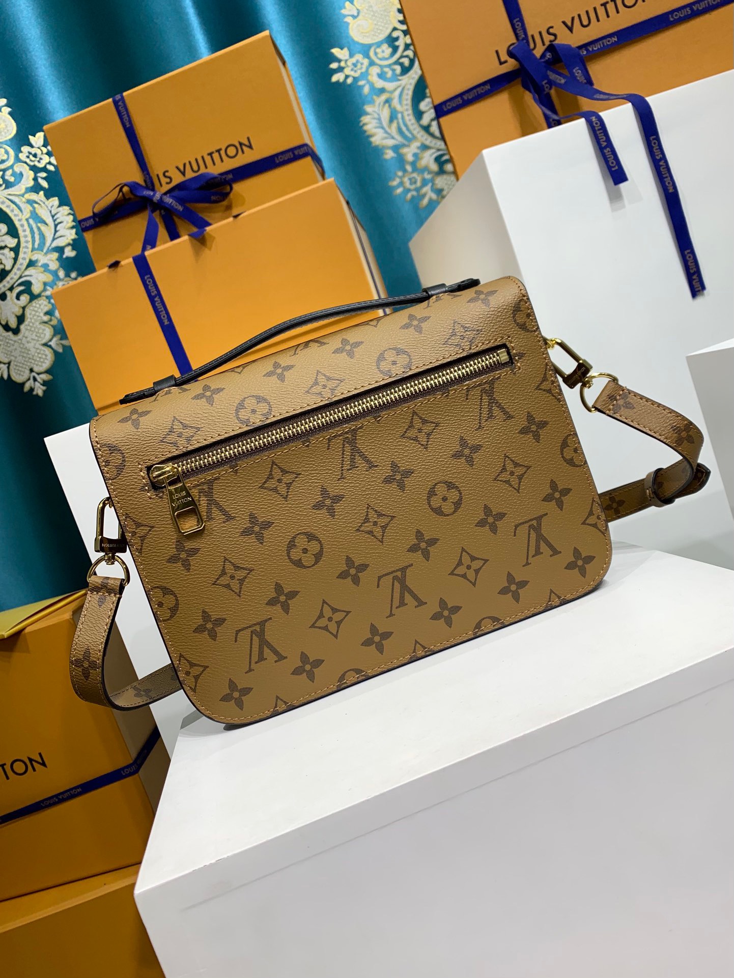 LOUIS VUITTON POCHETTE METIS M44876