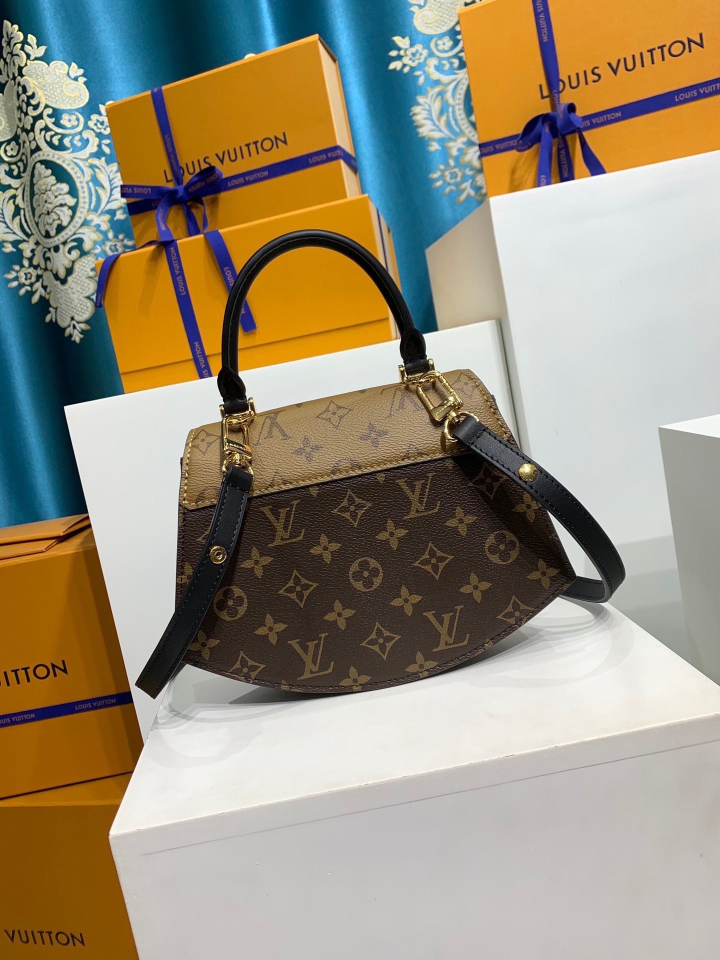 LOUIS VUITTON Tilsitt Monogram M46548