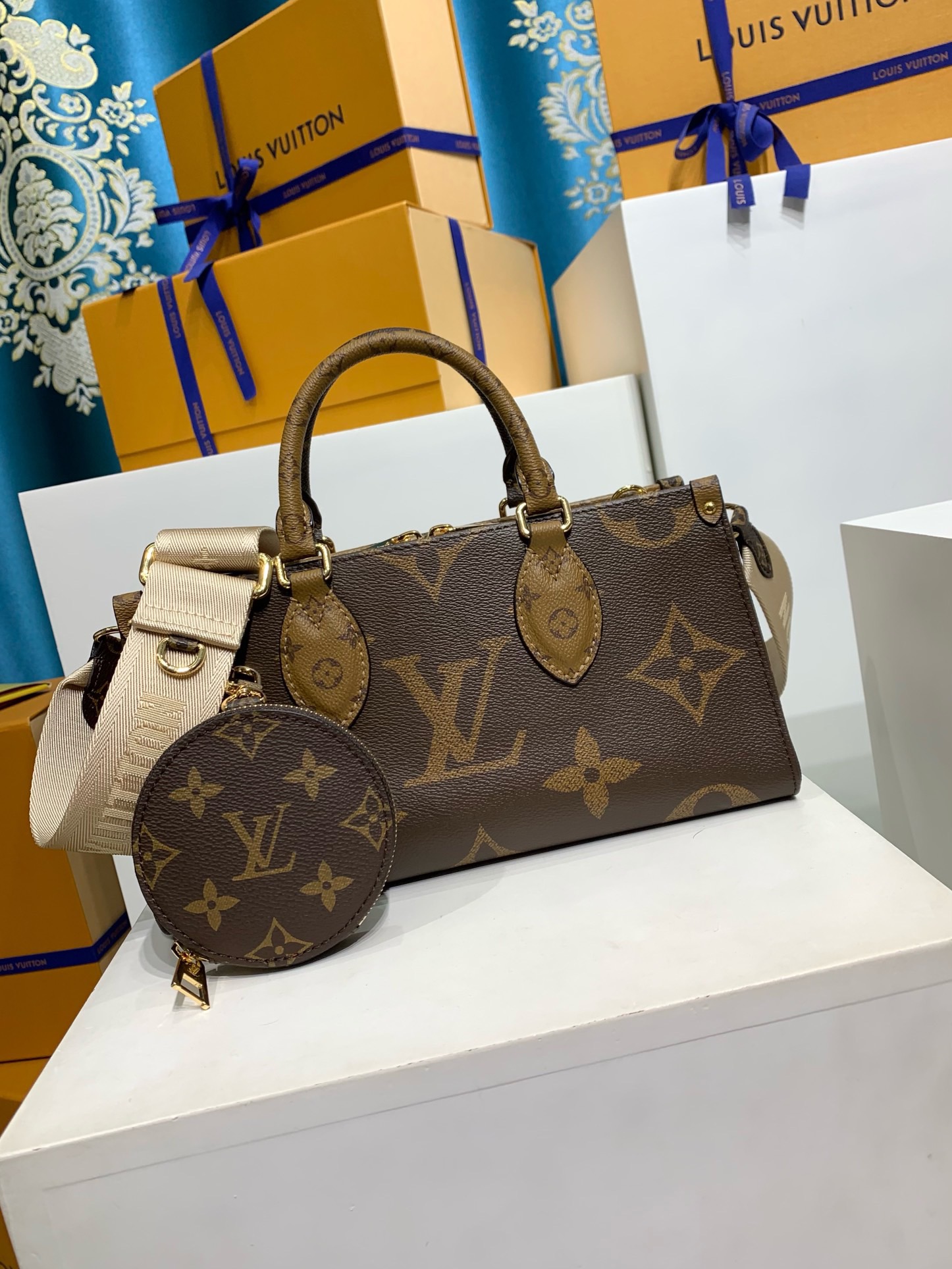 LOUIS VUITTON OnTheGo East West Tote Bag M46653