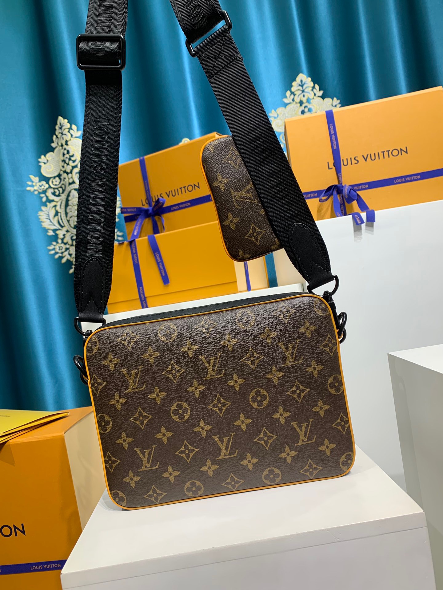 LOUIS VUITTON Trio Messenger M46694