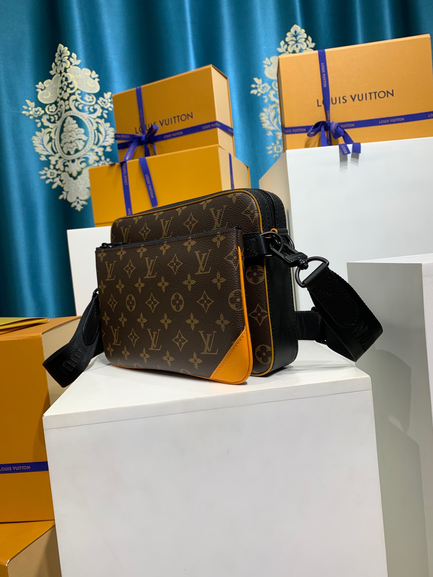 LOUIS VUITTON Trio Messenger M46694