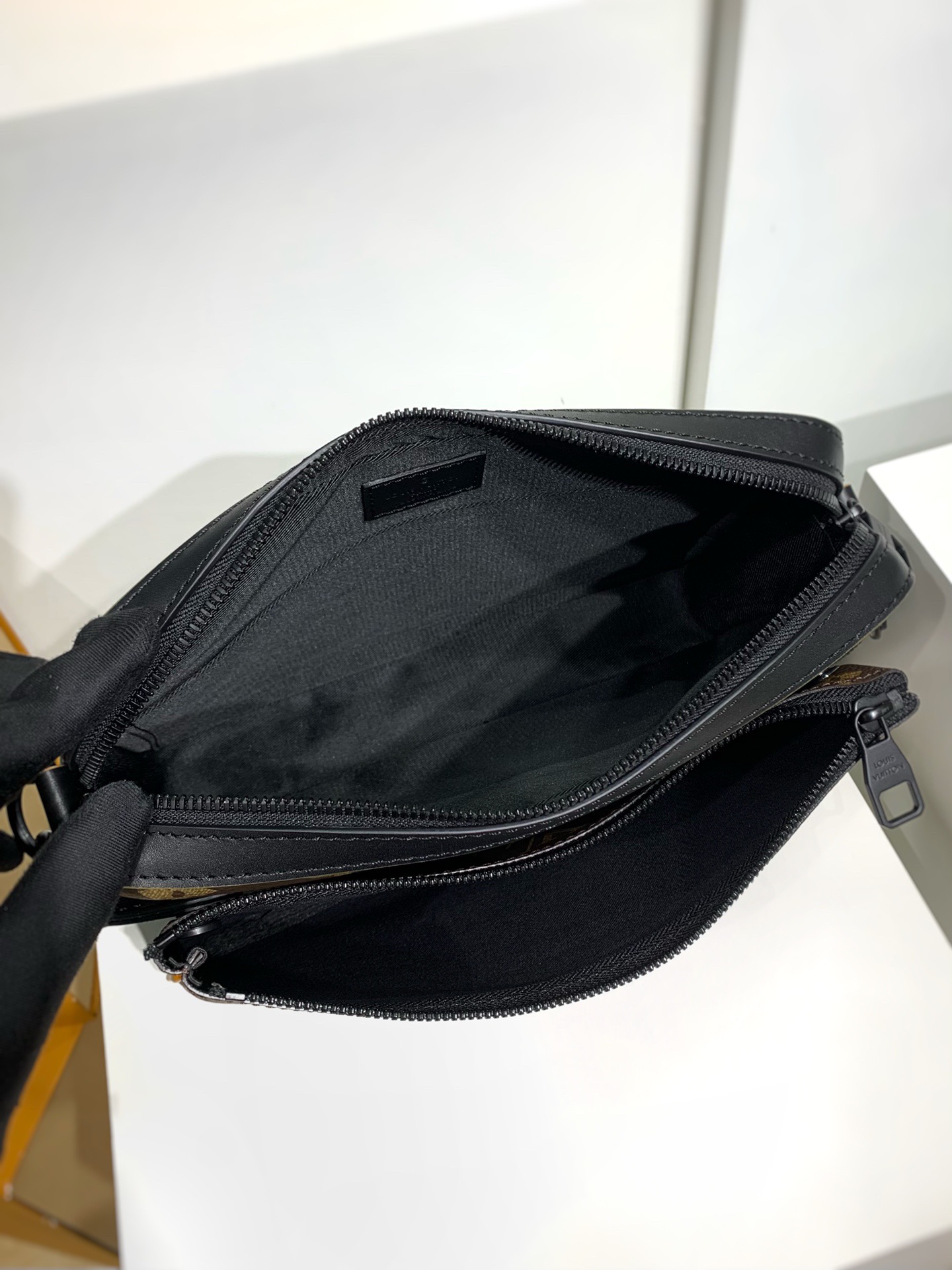 LOUIS VUITTON Trio Messenger M46694