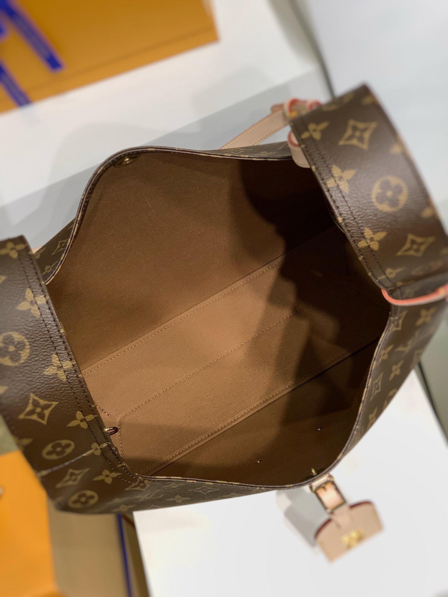 LOUIS VUITTON M46817 Atlantis GM Bag