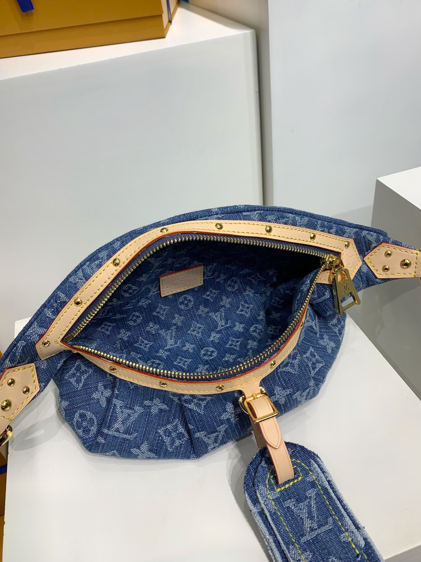 LOUIS VUITTON M46837 High Rise Bumbag