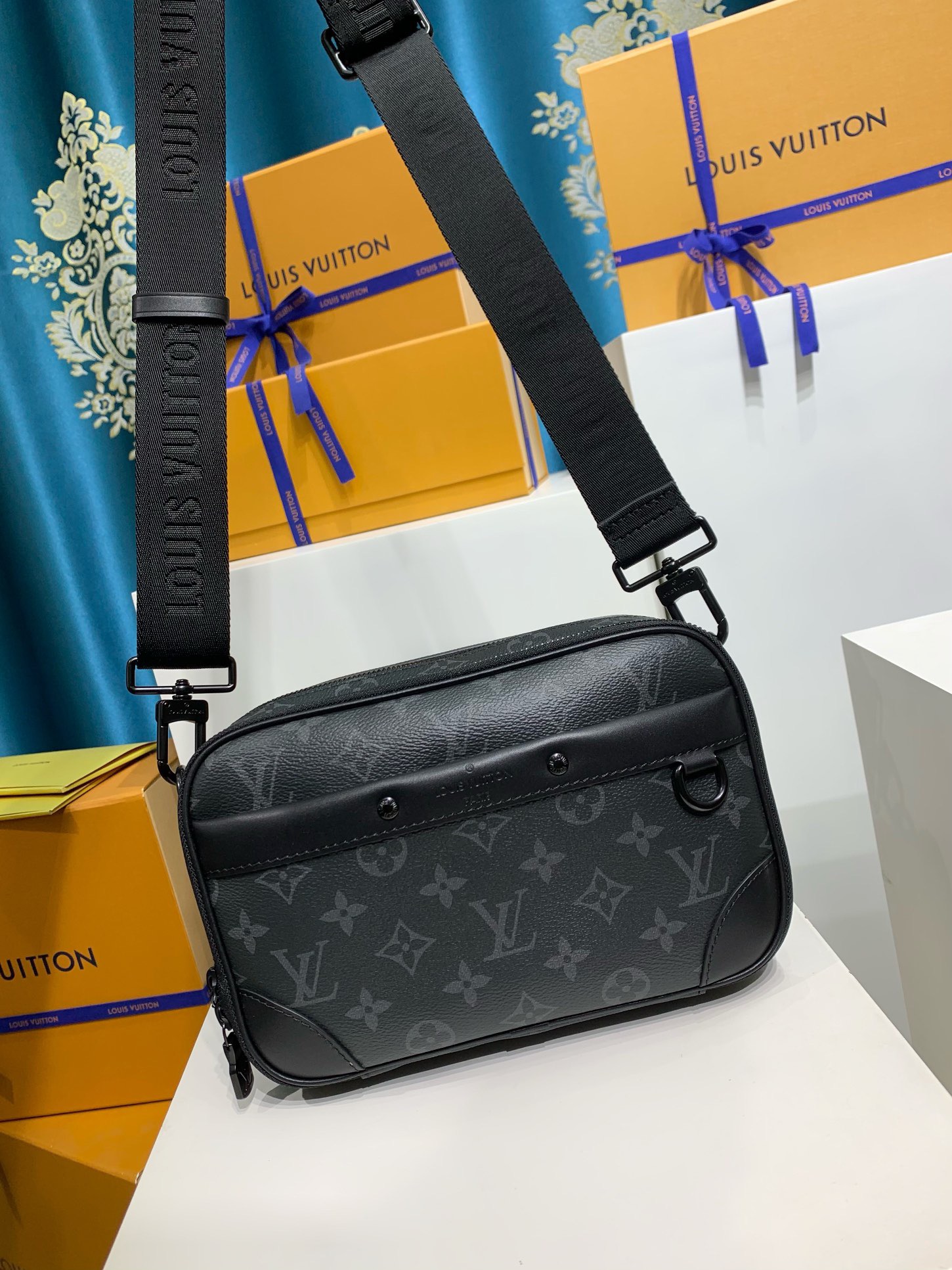 LOUIS VUITTON Alpha Messenger M46955