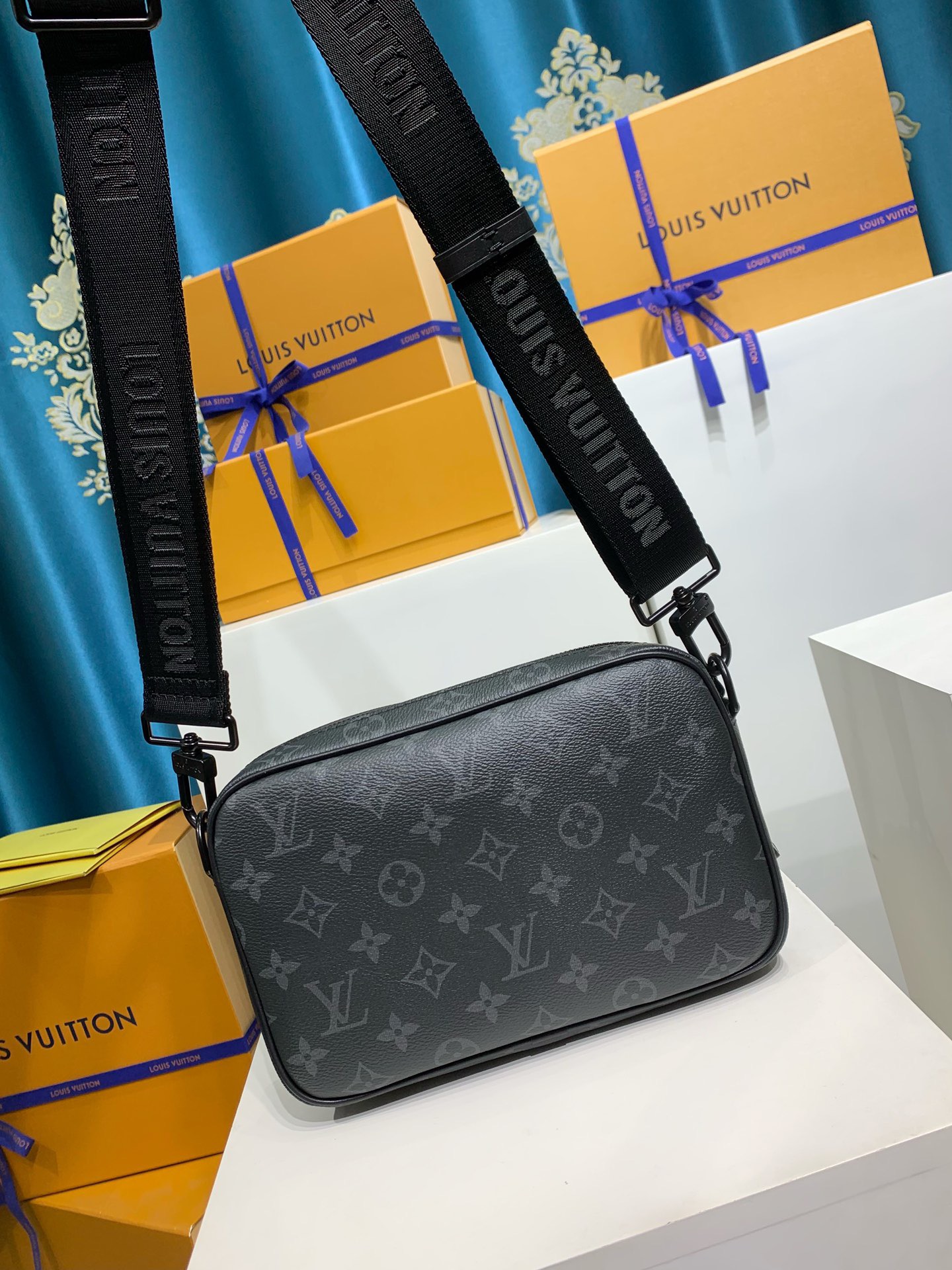 LOUIS VUITTON Alpha Messenger M46955