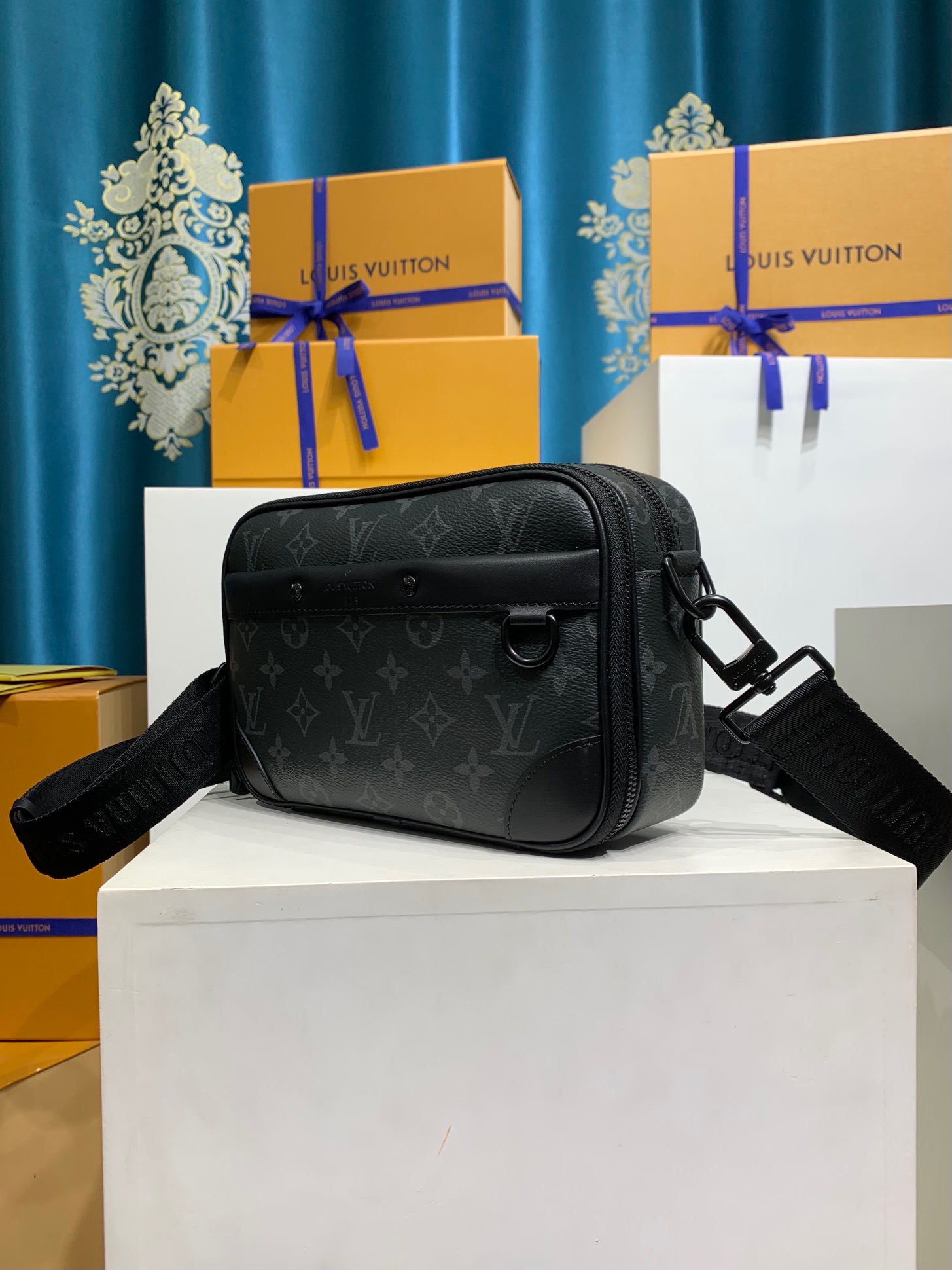 LOUIS VUITTON Alpha Messenger M46955