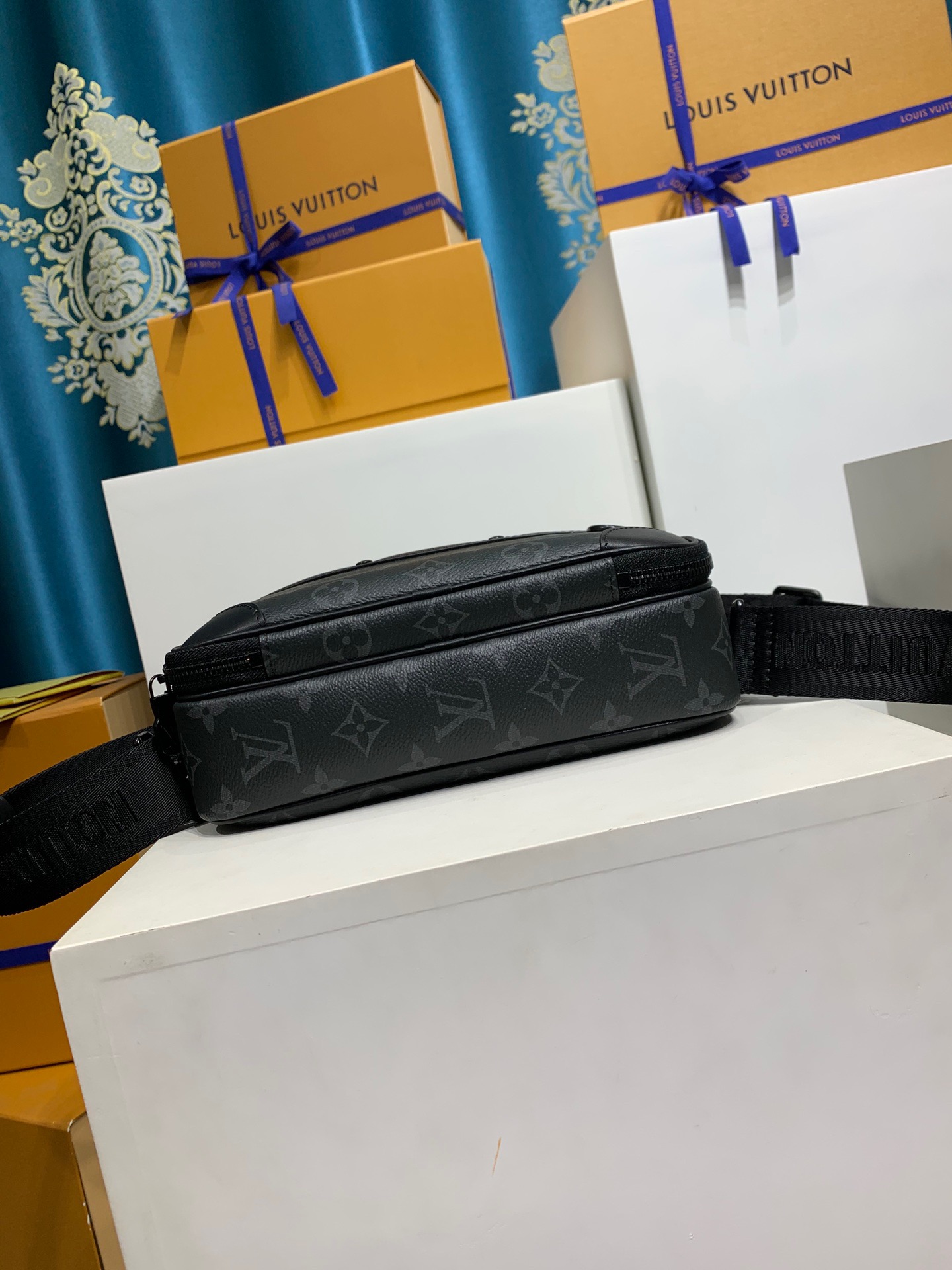 LOUIS VUITTON Alpha Messenger M46955