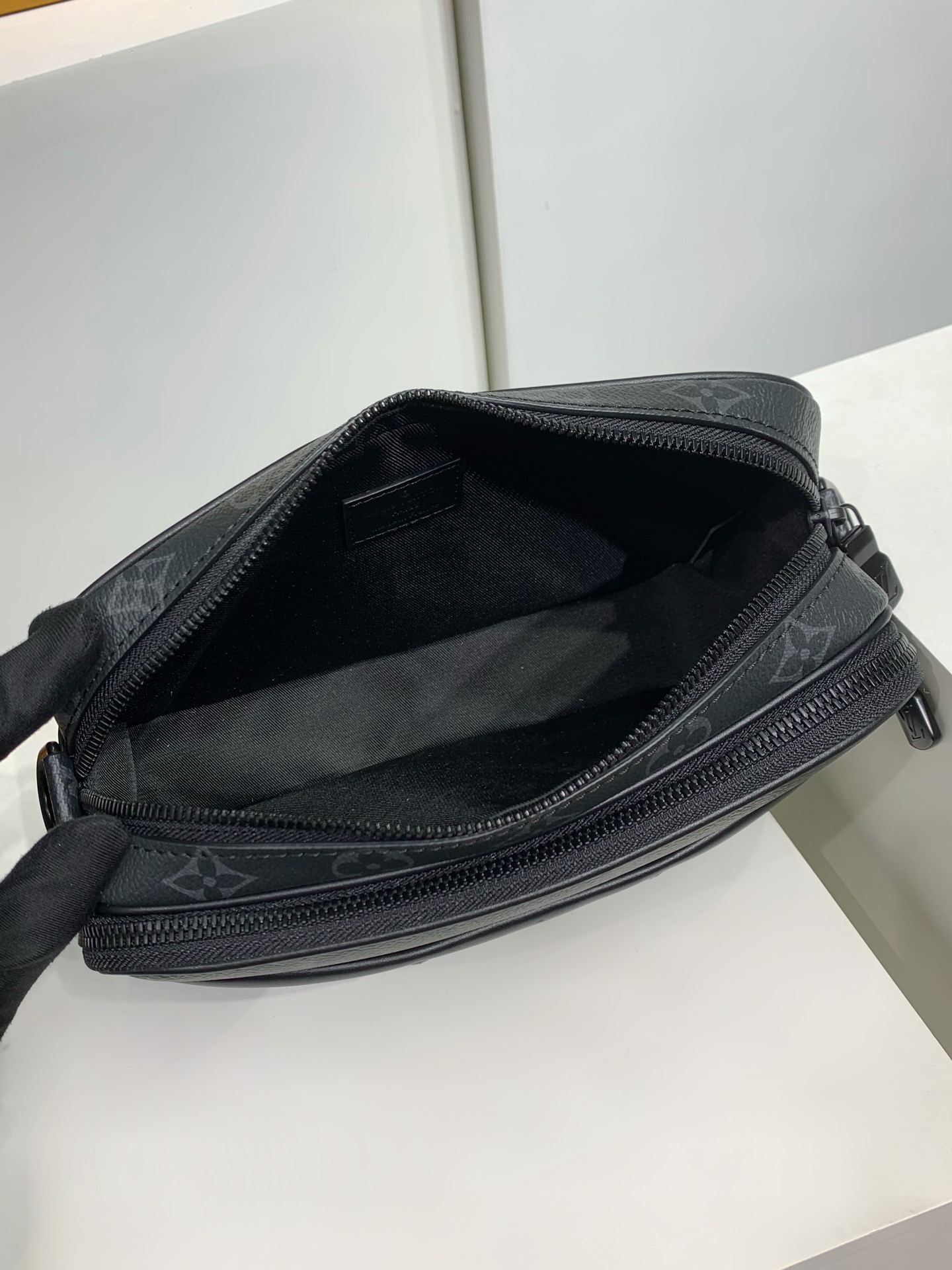 LOUIS VUITTON Alpha Messenger M46955