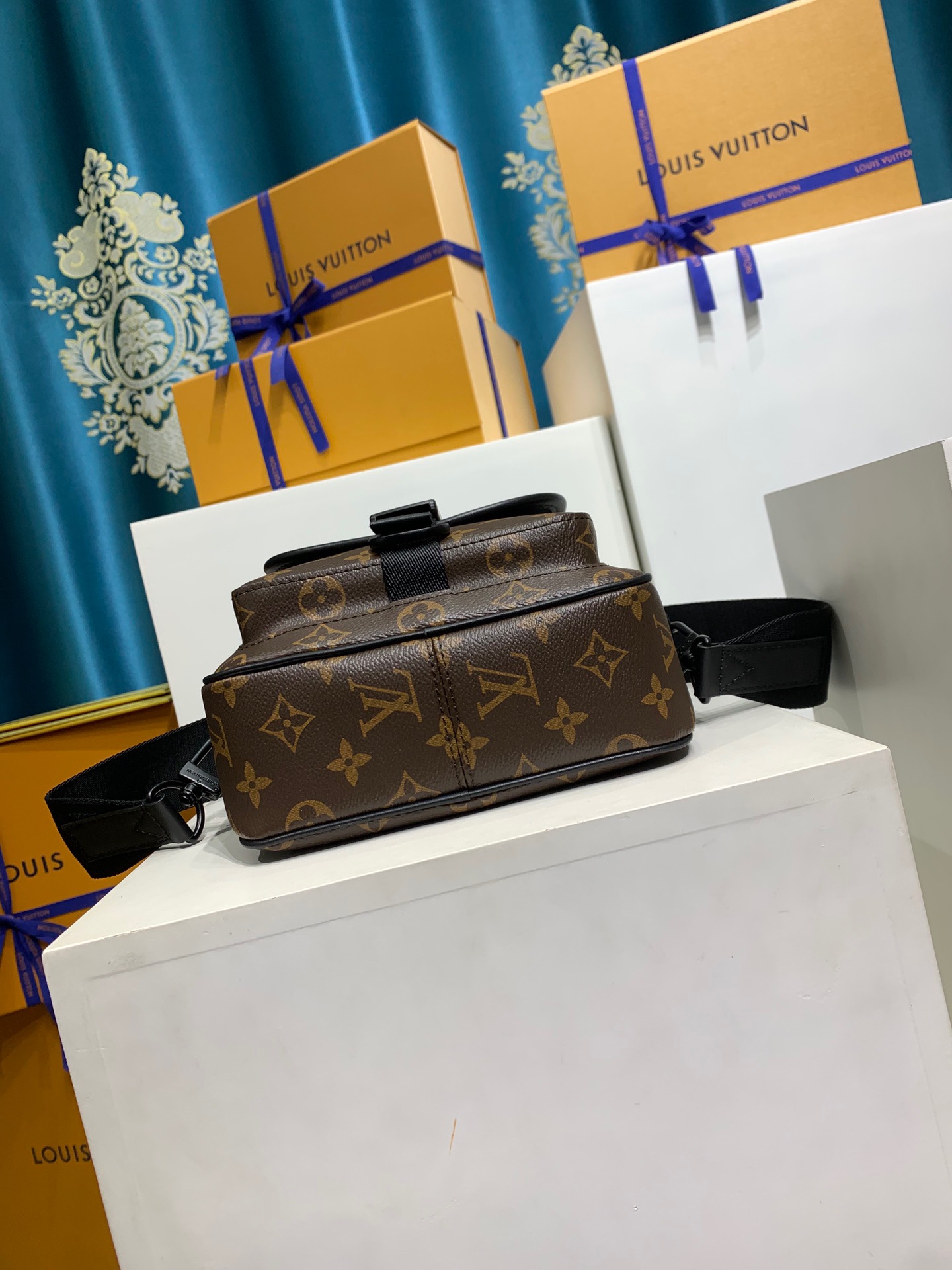 LOUIS VUITTON LV Messenger Bag M46973 QUEST