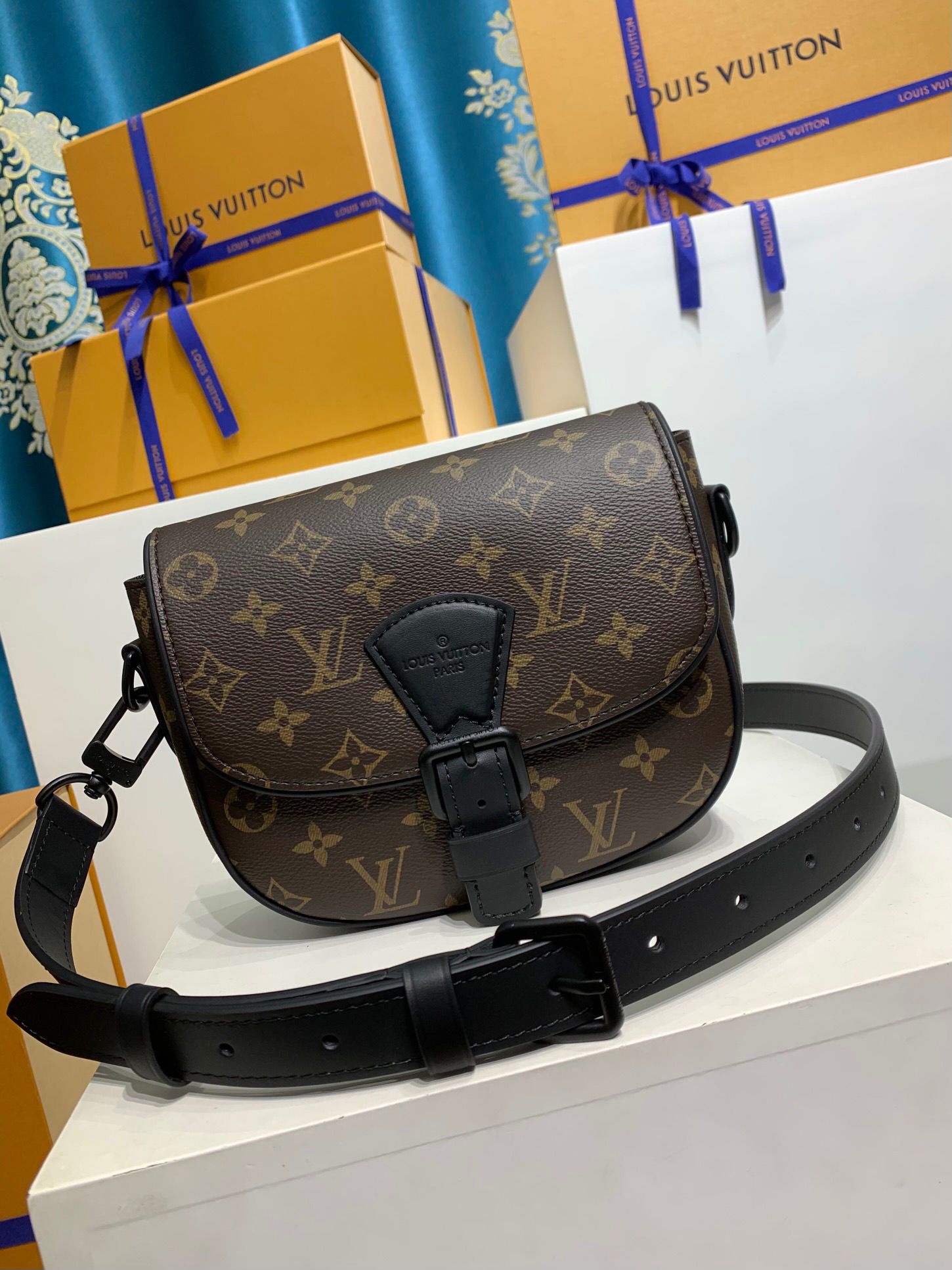 LOUIS VUITTON Montsouris Messenger PM Bag M47060