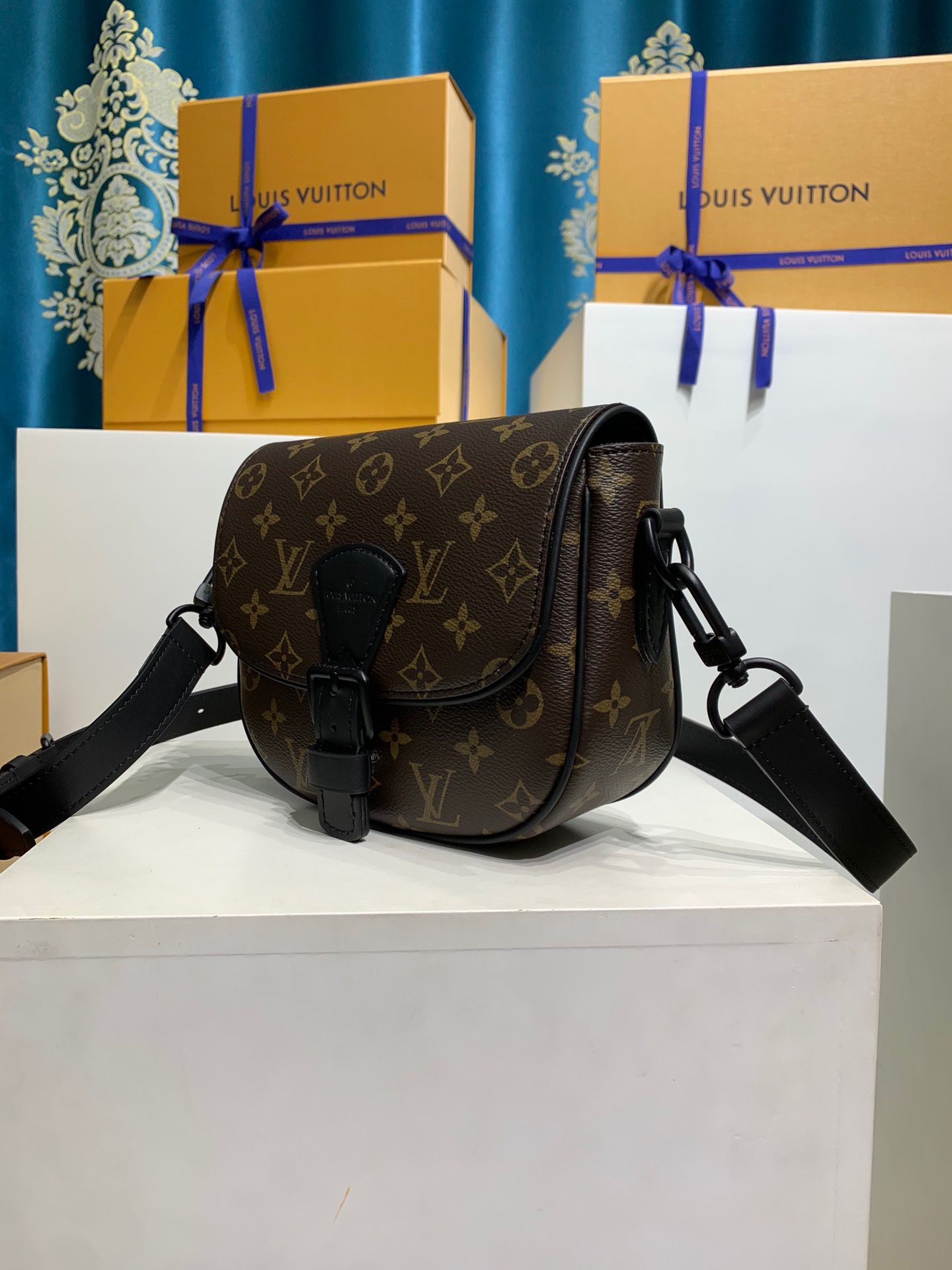 LOUIS VUITTON Montsouris Messenger PM Bag M47060