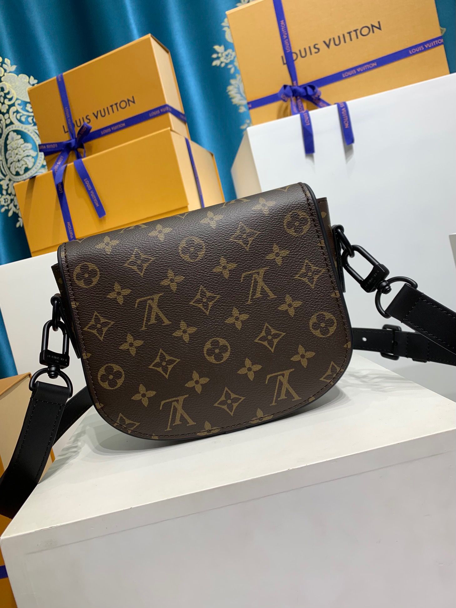 LOUIS VUITTON Montsouris Messenger PM Bag M47060