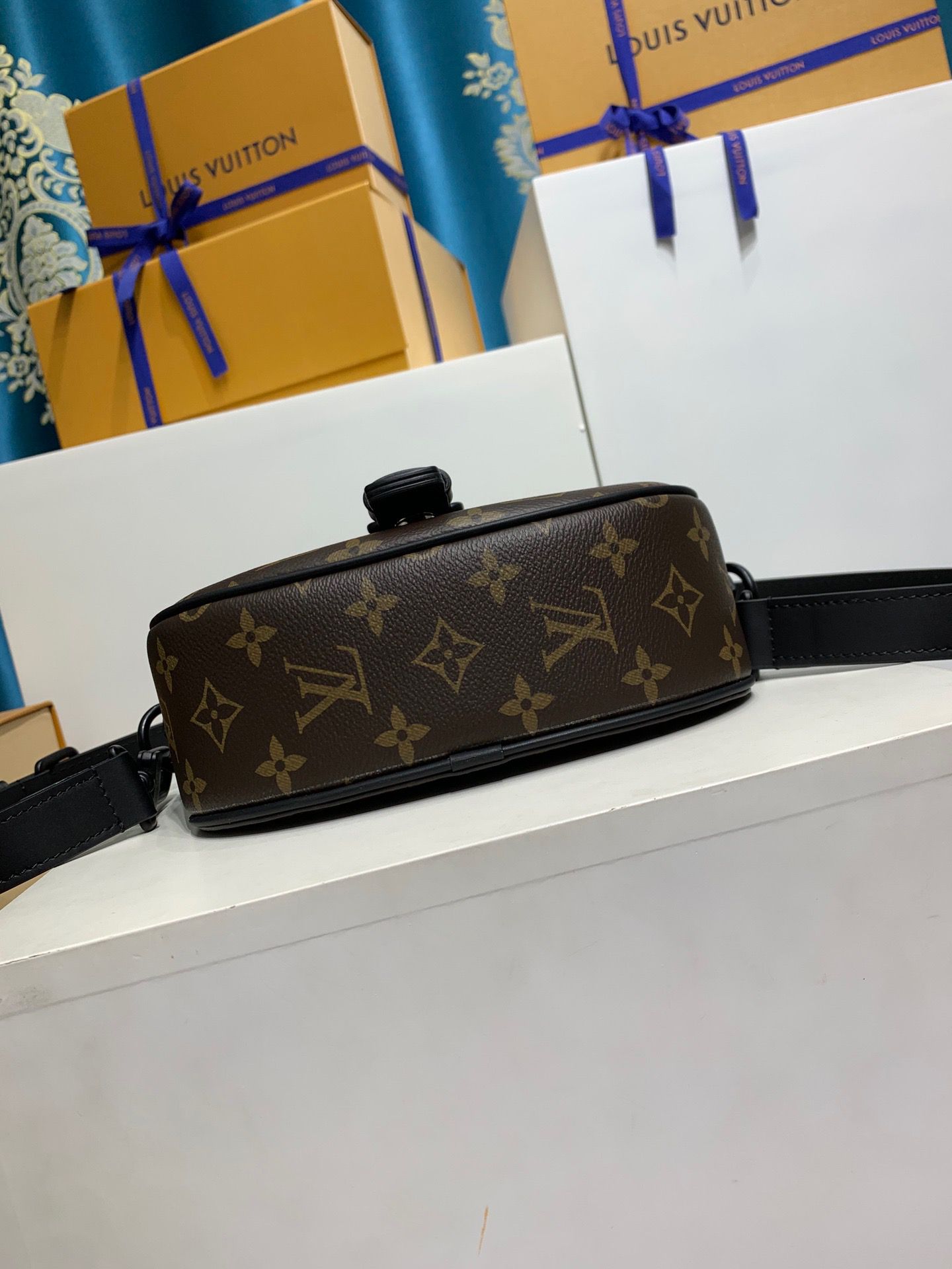 LOUIS VUITTON Montsouris Messenger PM Bag M47060