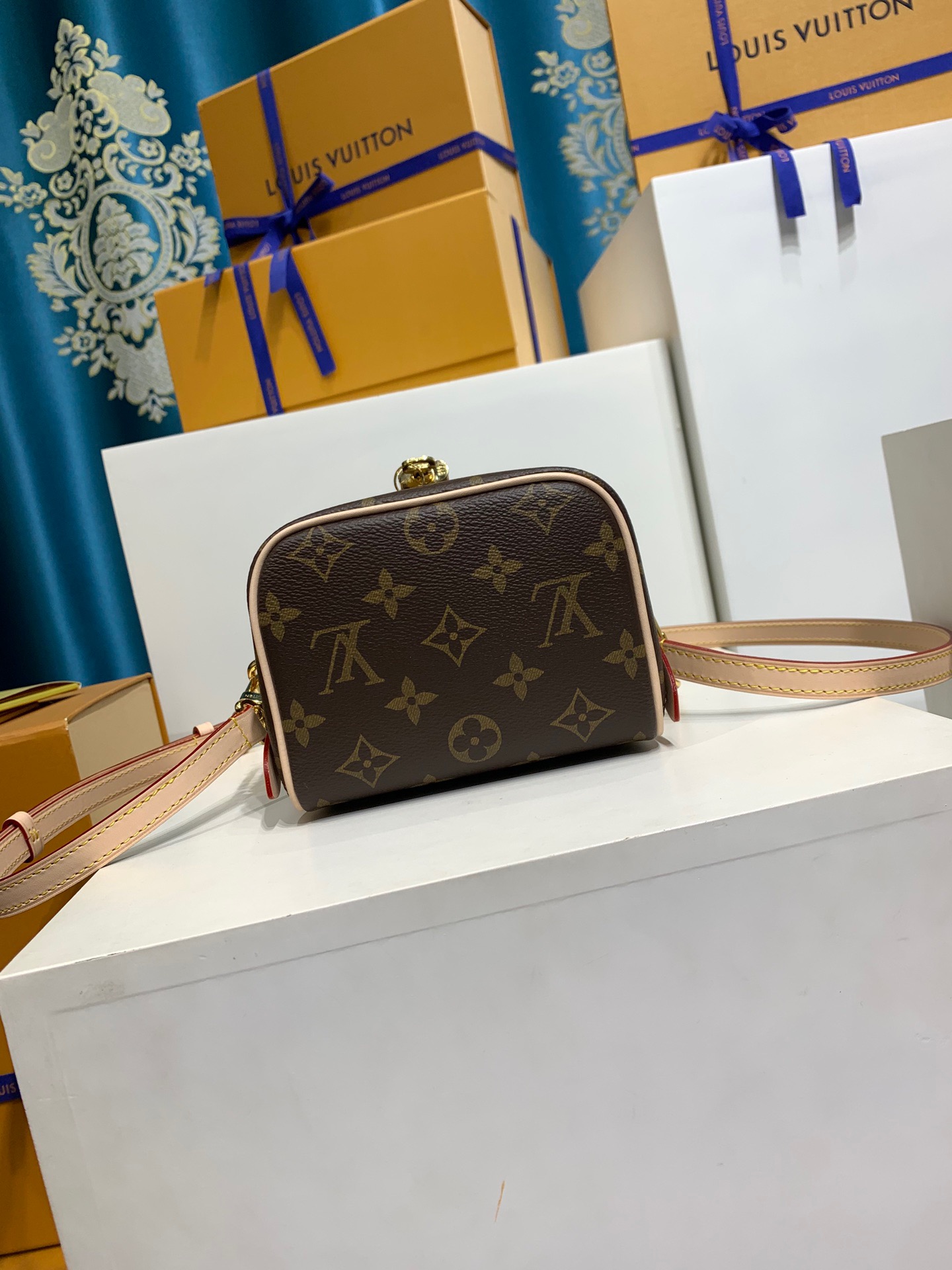 LOUIS VUITTON M47096 JUST IN CASE