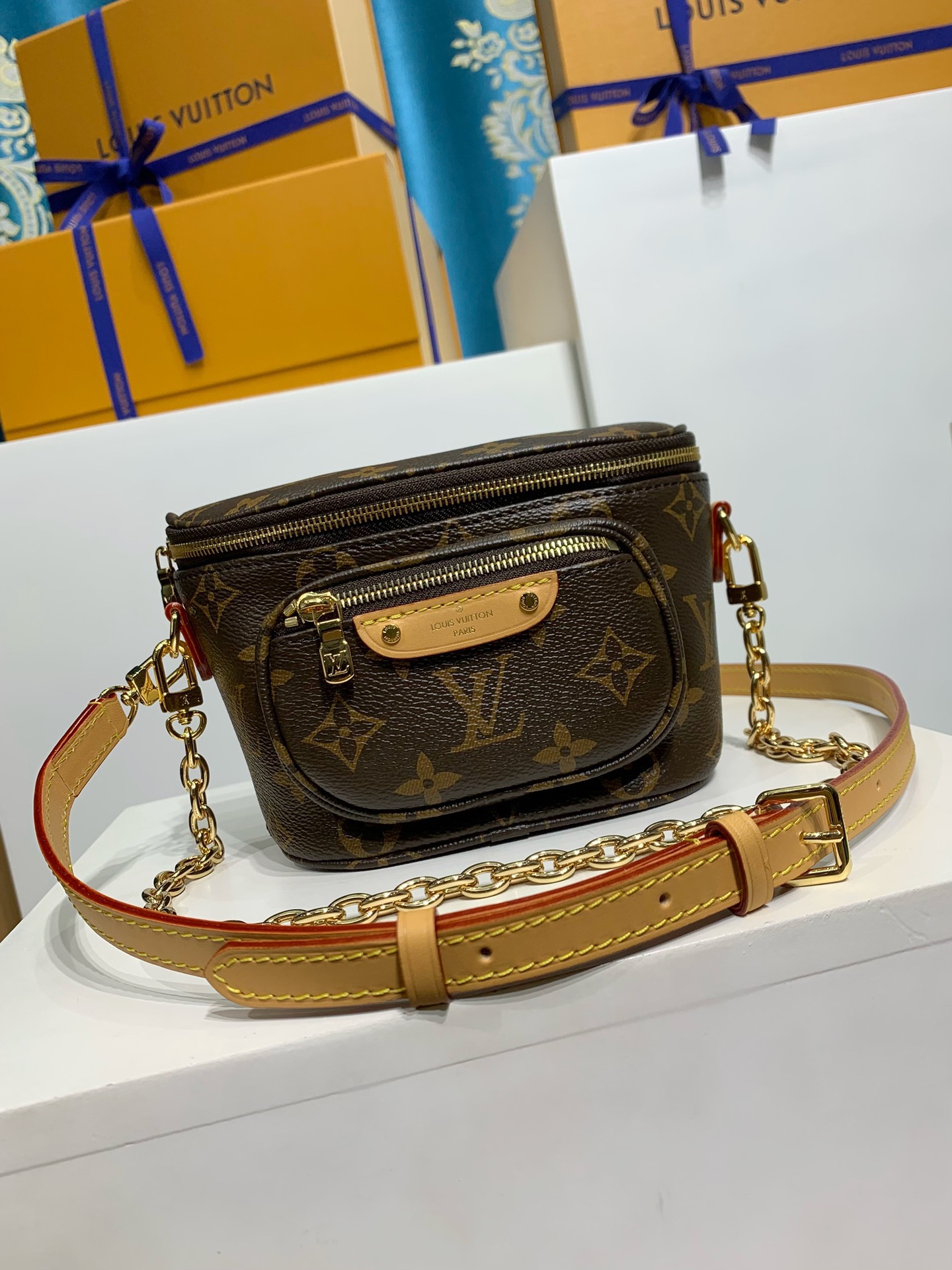 LOUIS VUITTON Mini Bumbag M82335