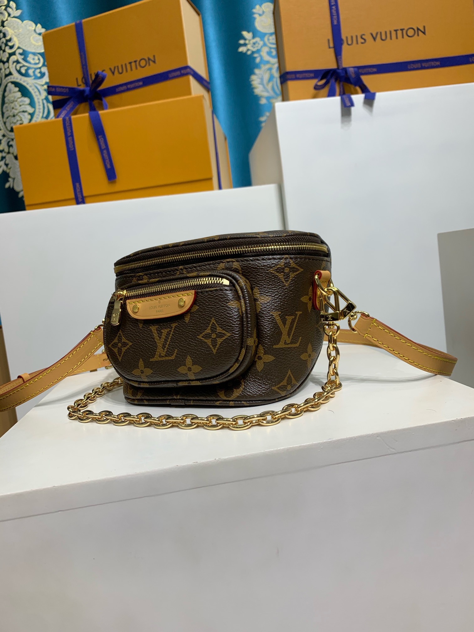 LOUIS VUITTON Mini Bumbag M82335