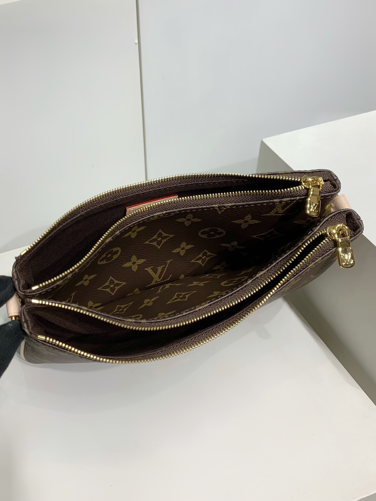 LOUIS VUITTON Liv Pochette M83008