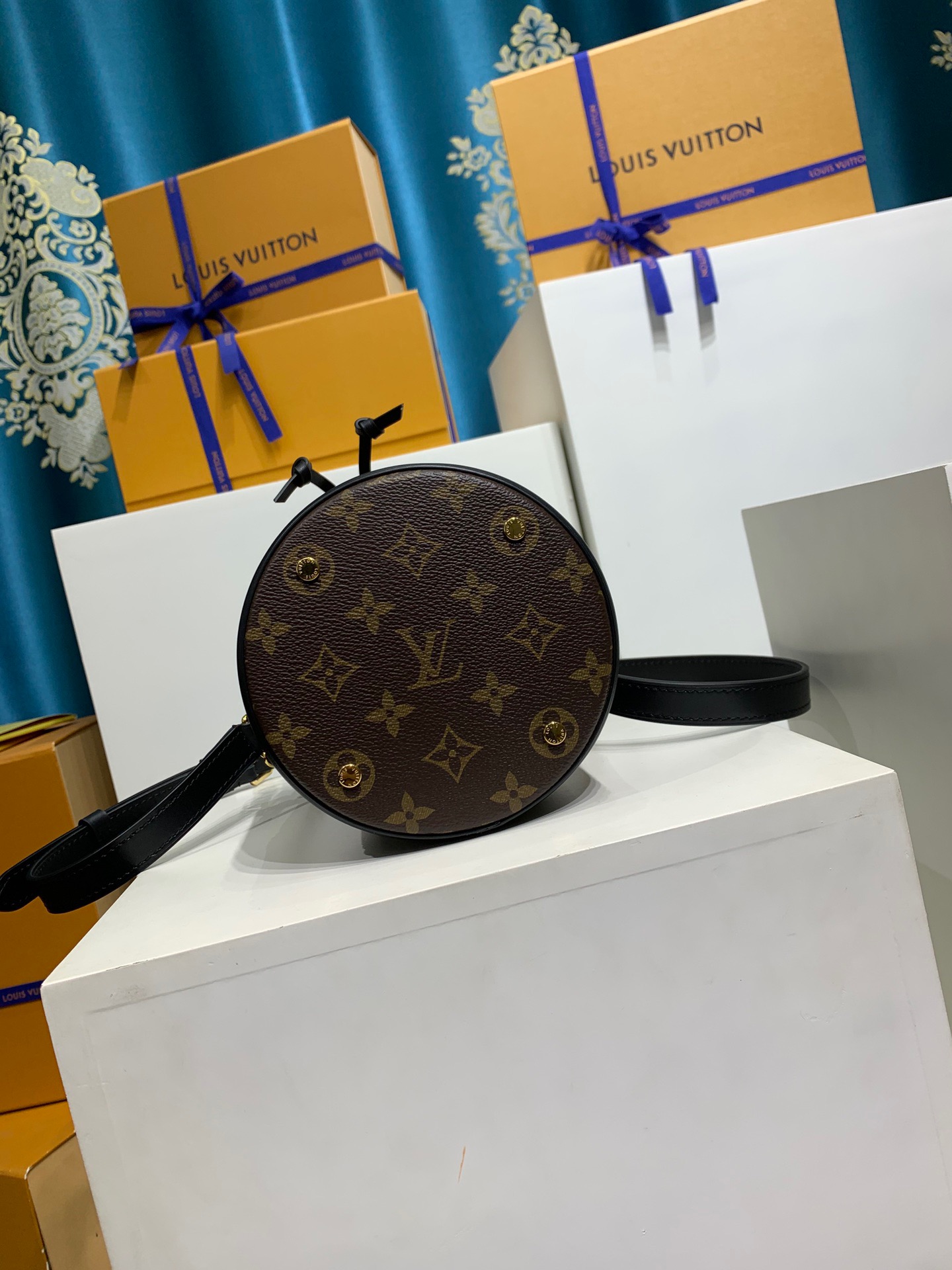 LOUIS VUITTON Canoe M83480